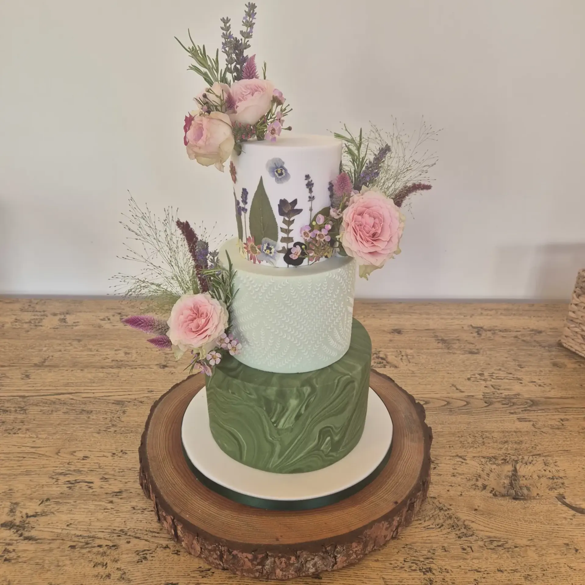 An amazingly presented floral wedding cake, made by Mel.